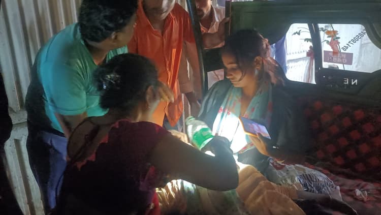 ई-रिक्शा पलटी, दो महिलाएं घायल