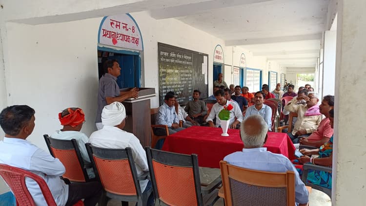 उवि में शिक्षक व अभिभावकों की बैठक