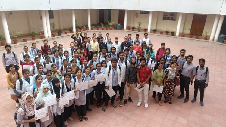 कार्यशाला के अंतिम दिन प्रतिभागियों में बांटे प्रमाण पत्र