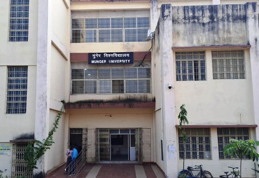 नाटकीय ढंग से विश्वविद्यालय पहुंच गया एप्पल का एक मोबाइल व लैपटॉप