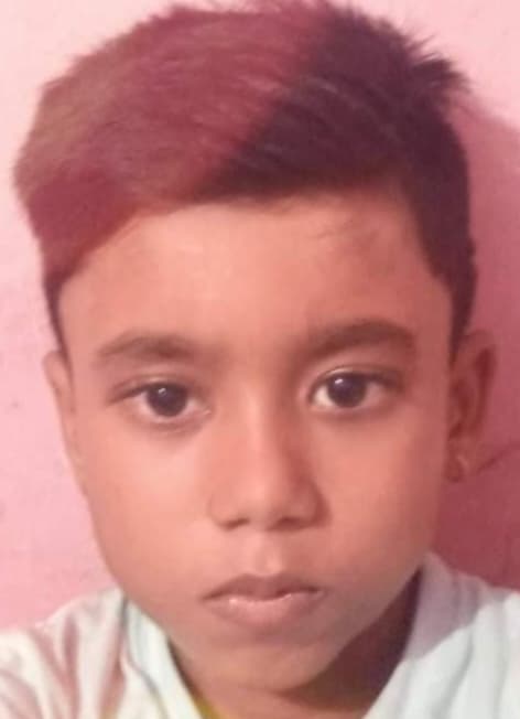 कार के दरवाजे से टकराकर सड़क पर गिरा बच्चा, कंटेनर ने ली जान