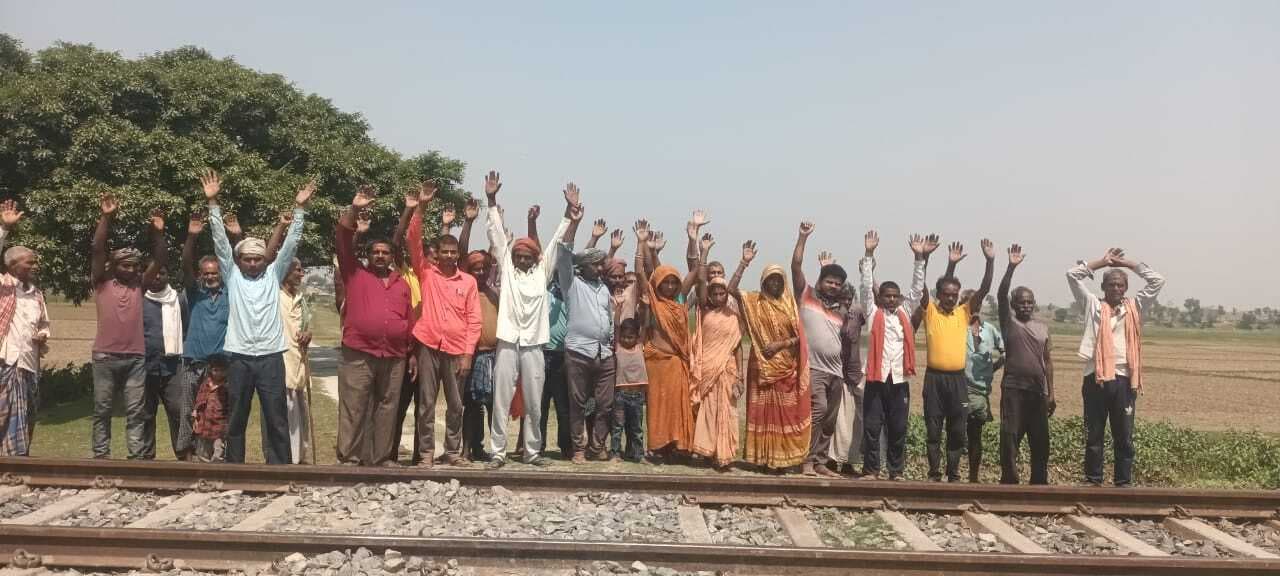 अधूरे पुल निर्माण को ले दो वार्ड के लोगों ने वोट बहिष्कार का लिया निर्णय