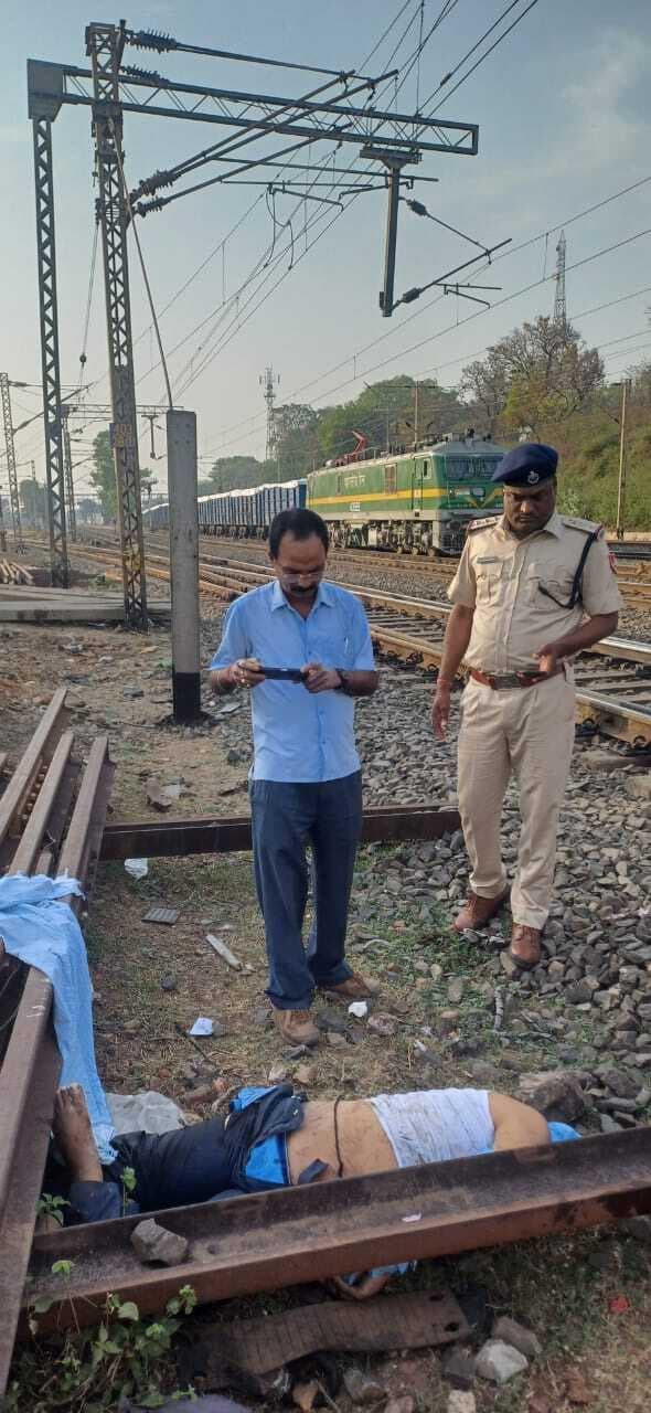 ड्यूटी से लौट रहे लोको पायलट की ट्रेन की चपेट में आने से मौत