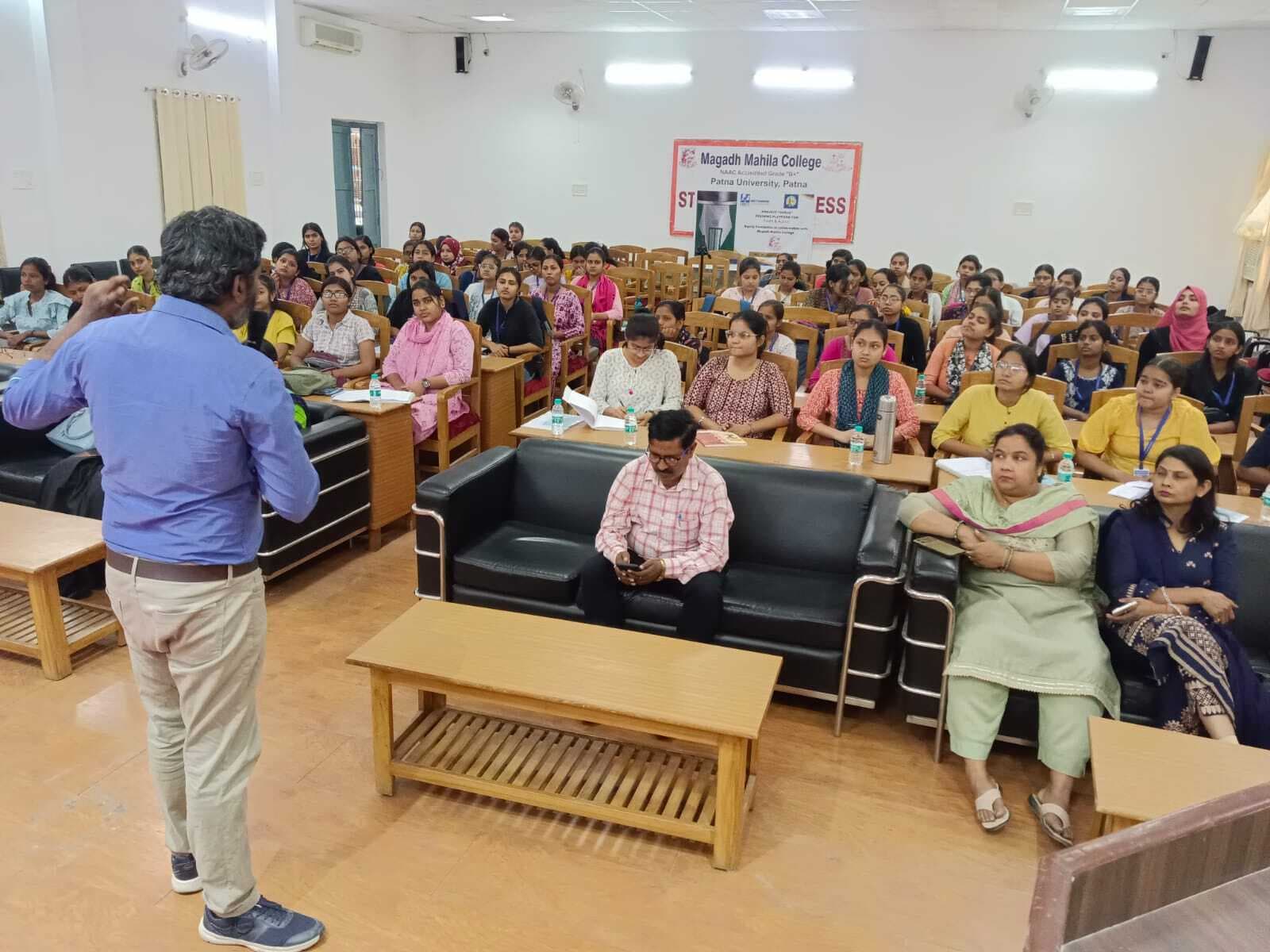 कैंपस : मगध महिला कॉलेज में बाल उत्पीड़न और साइबर अपराध पर दी गयी जानकारी