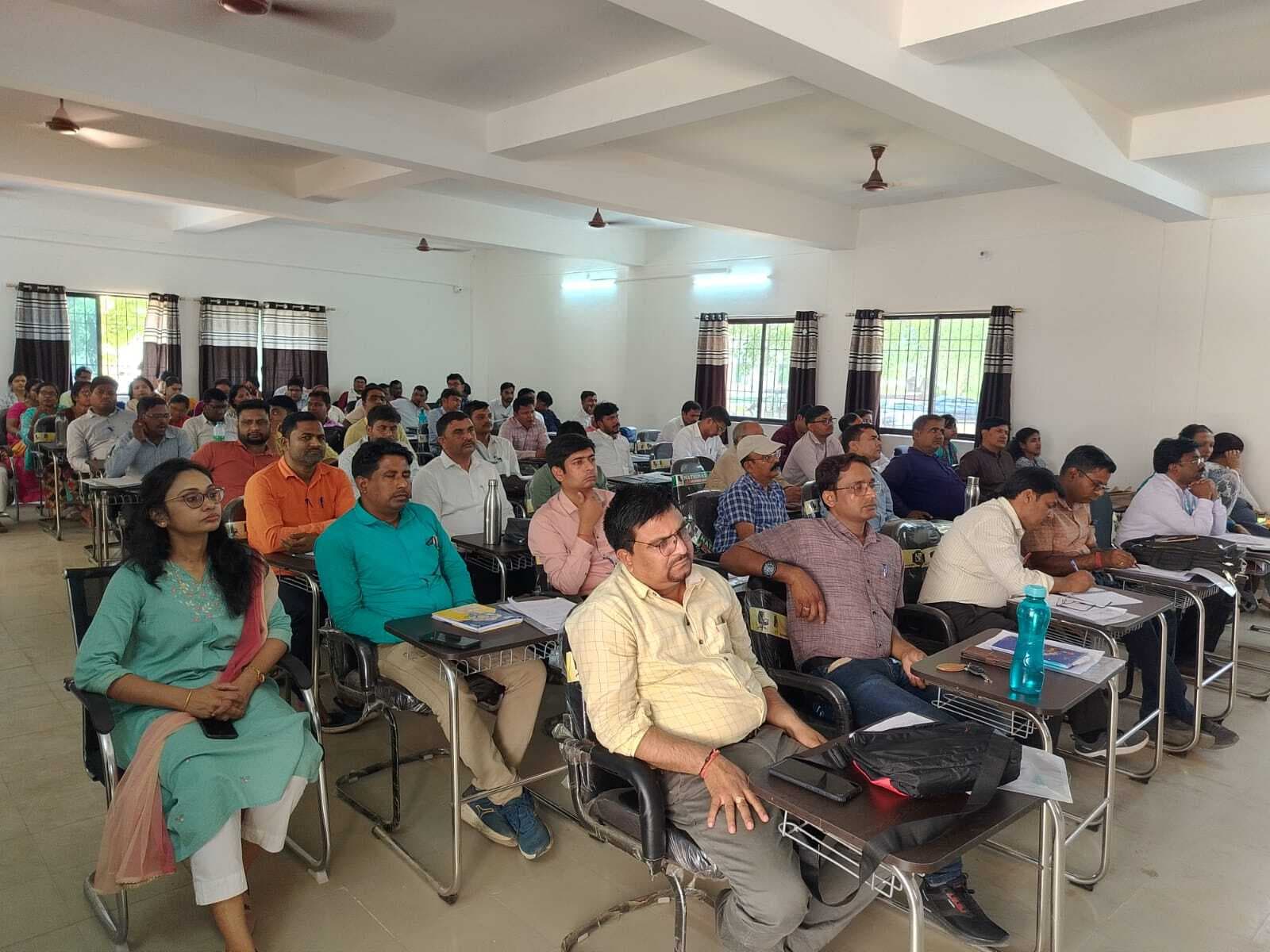 शिक्षक विद्यालय में योजनाबद्ध तरीके से करें सभी कार्य : डीइओ