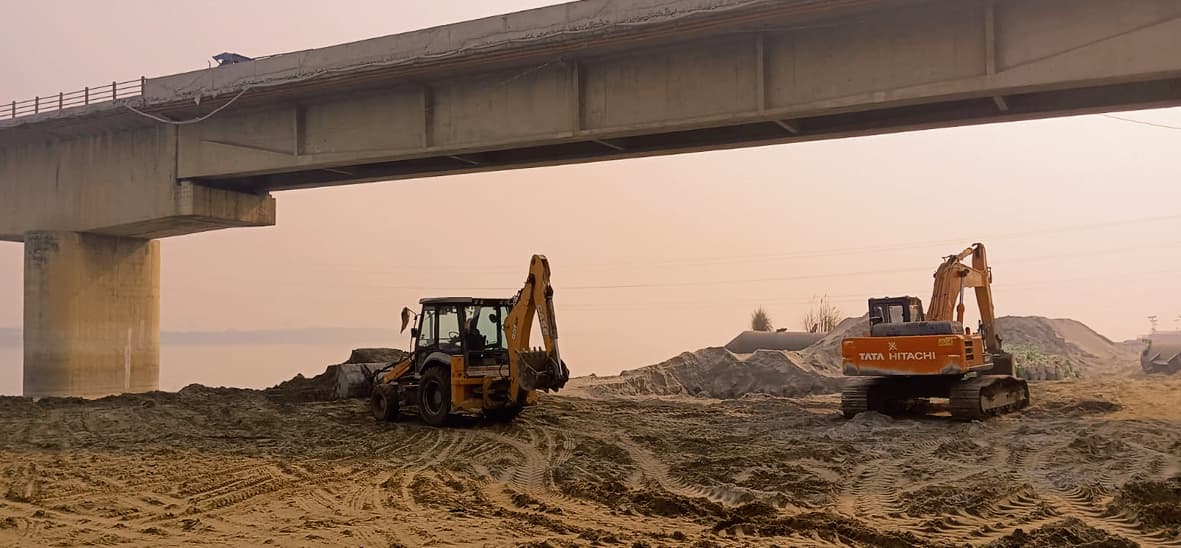 डुमरिया घाट पुल के पायों में जमा सिल्ट की नहीं हो सकी सफाई, गंडक नदी मचा सकती है तबाही