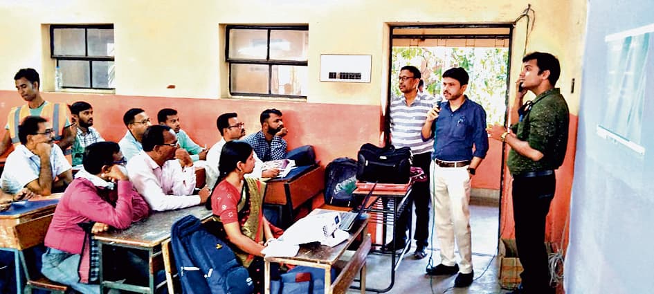 WB News : गड़बड़ी पर एसओ व आरओ को फोन लगायें चुनावकर्मी