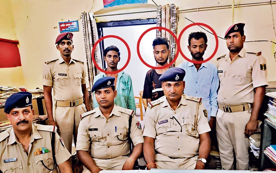 छपरा जंक्शन पर चोरी की योजना बना रहे तीन चोरों को रेल पुलिस ने पकड़ा