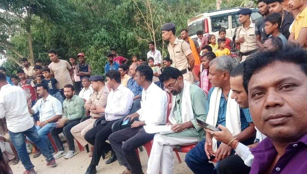 एसडीओ के आश्वासन पर वोट देने को राजी हुए नाराज मतदाता