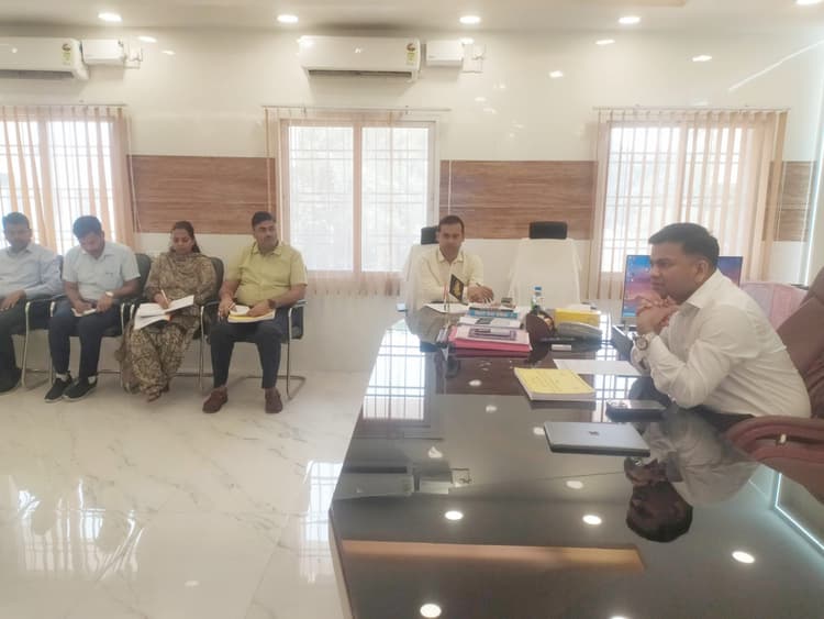 तकनीकी पदाधिकारियों की बैठक में डीएम ने दिये आवश्यक निर्देश