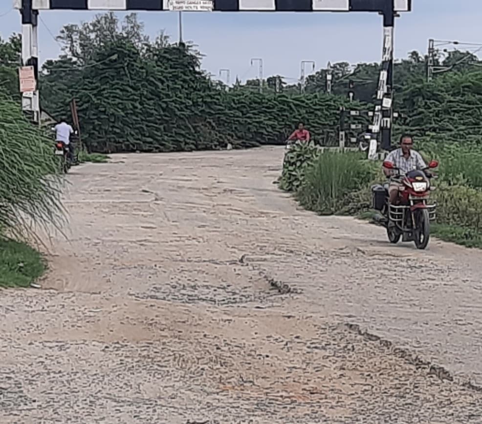 शहर के प्रवेश द्वार रेलवे ढाला रोड खंडहर में तब्दील