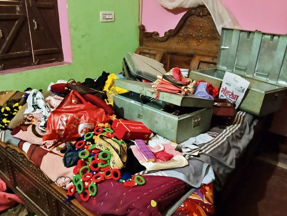 पूर्व मुखिया समेत दो घरों से लाखों की चोरी