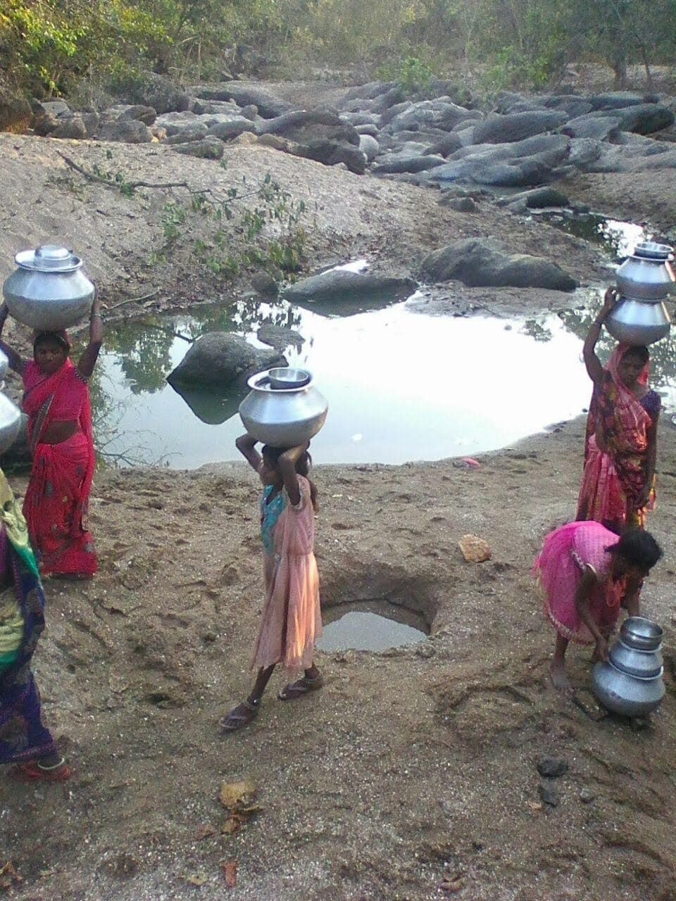 खोदे गये चुएं व कुएं से लोगों और जानवरों की बुझती है प्यास