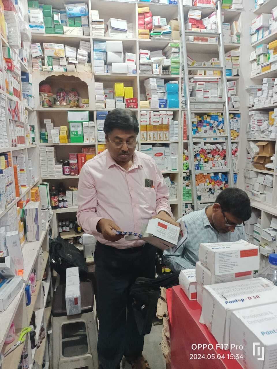 दुकान में छापेमारी कर छह दवाओं को किया सील