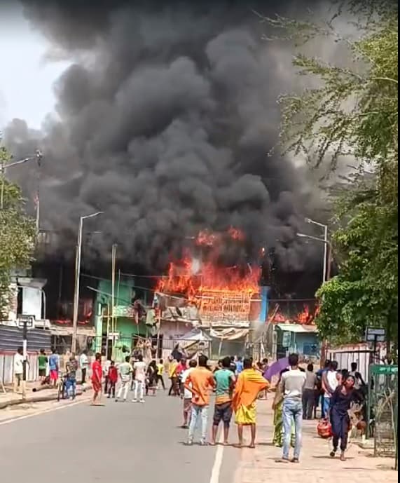 चितकोहरा फ्लाइओवर नीचे बसे झोंपड़पट्टी में लगी भीषण आग, कई मवेशी जले