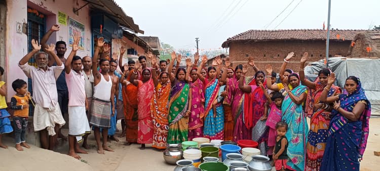 कोड़ाहीर कुंभकार टोला के ग्रामीणों ने पानी के लिए किया प्रदर्शन