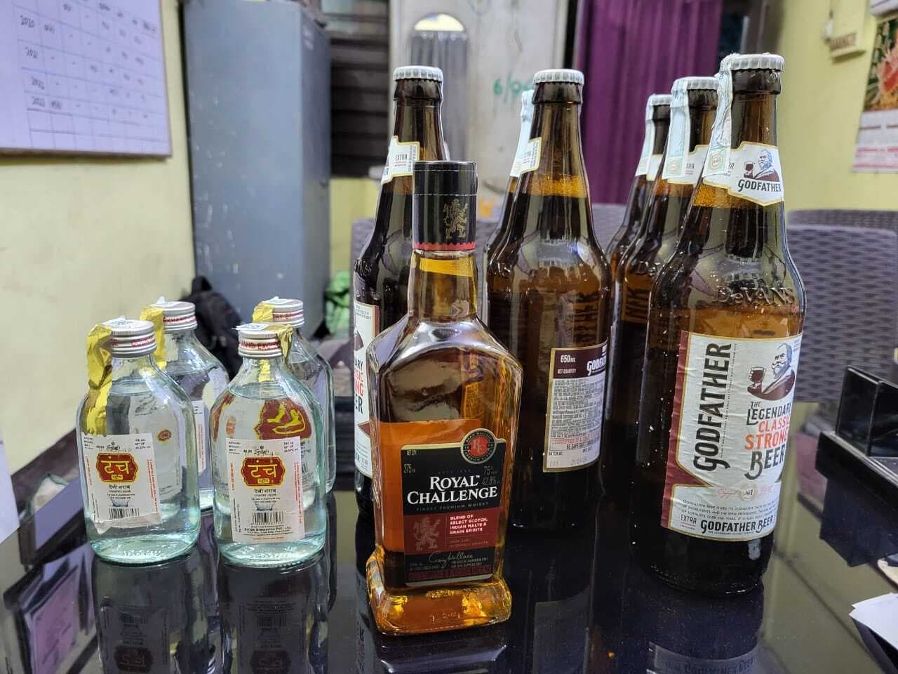 राशन दुकान से देसी व विदेशी शराब जब्त