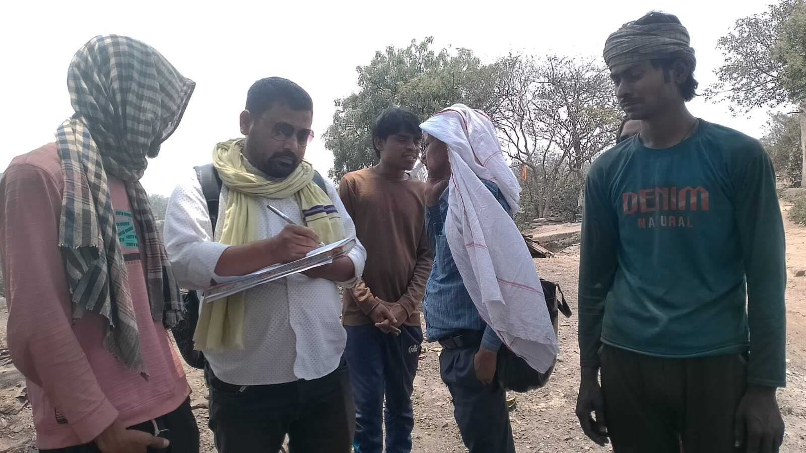 अंचल कार्यालय की टीम ने डेंजर जोन के लोगों का दर्द जाना