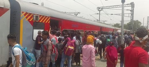 ट्रेनों में नहीं मिल पा रहा रिजर्वेशन टिकट, तत्काल पर निर्भर लोग