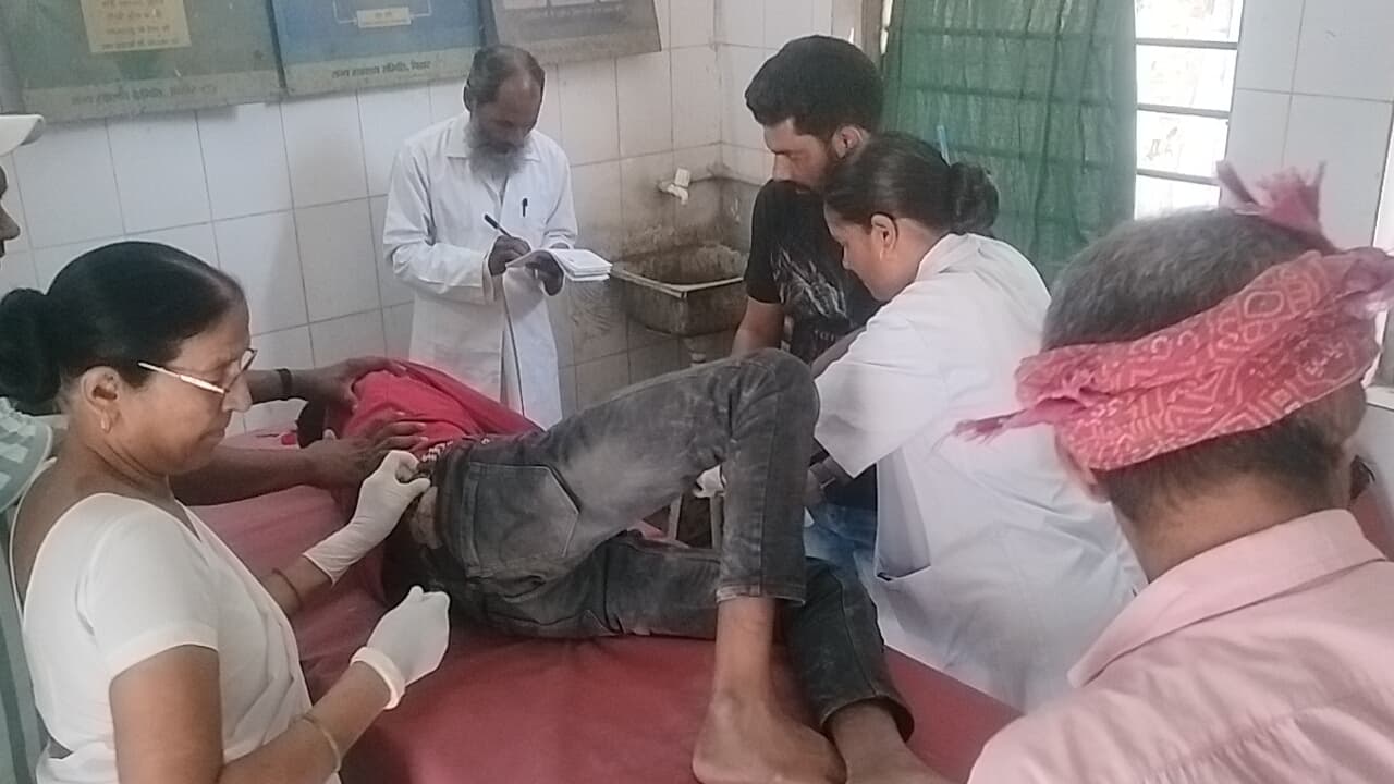 दो सड़क हादसों में पांच लोग जख्मी, रेफर