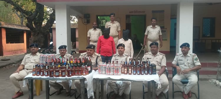 राशन व बर्तन की दुकानों से बीयर सहित शराब की बोतलें जब्त, दो गिरफ्तार