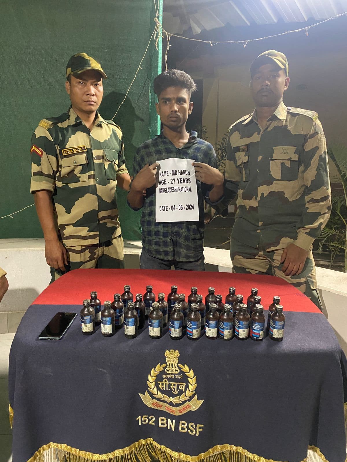 बीएसएफ के जवानों ने एक बांग्लादेशी तस्कर को किया गिरफ्तार, 28 बोतल फेंसीड्रिल बरामद