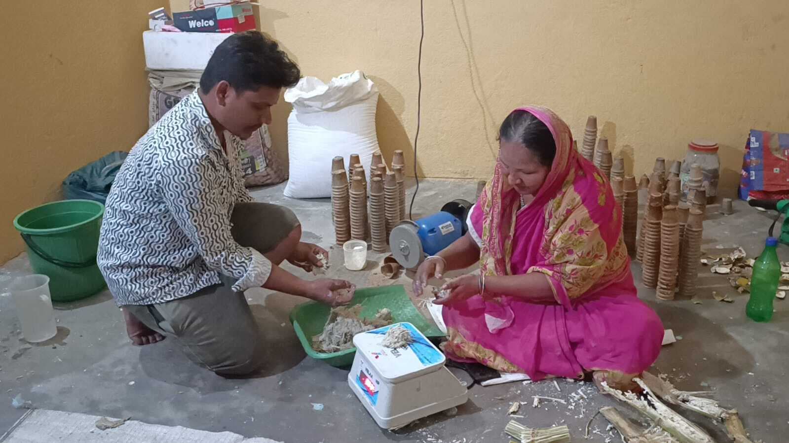 सिंगल यूज प्लास्टिक का विकल्प बना गन्ने की खोई से बना कप-प्लेट