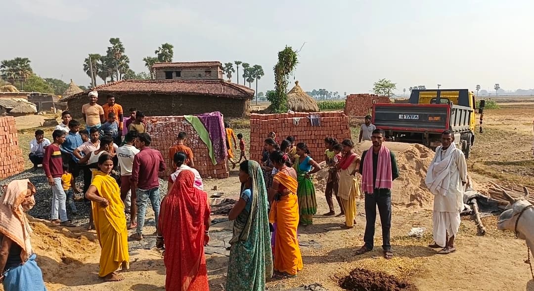 बालू लदे ट्रक ने खेत में सोये हुए किसान को कुचला, मौत