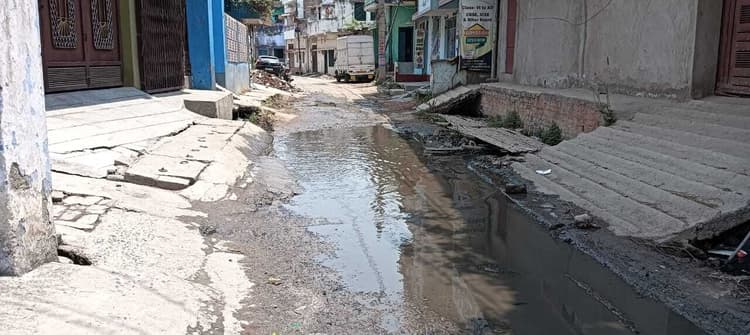 सिकंदरपुर : सफाई व्यवस्था निजी हाथों में सौंपने के बाद भी जलजमाव की समस्या नहीं हो सकी दूर