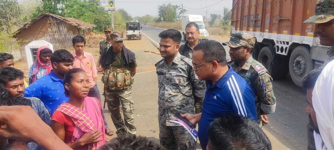 ग्रामीणों ने पानी की समस्या से निजात दिलाने की मांग को लेकर किया सड़क जाम