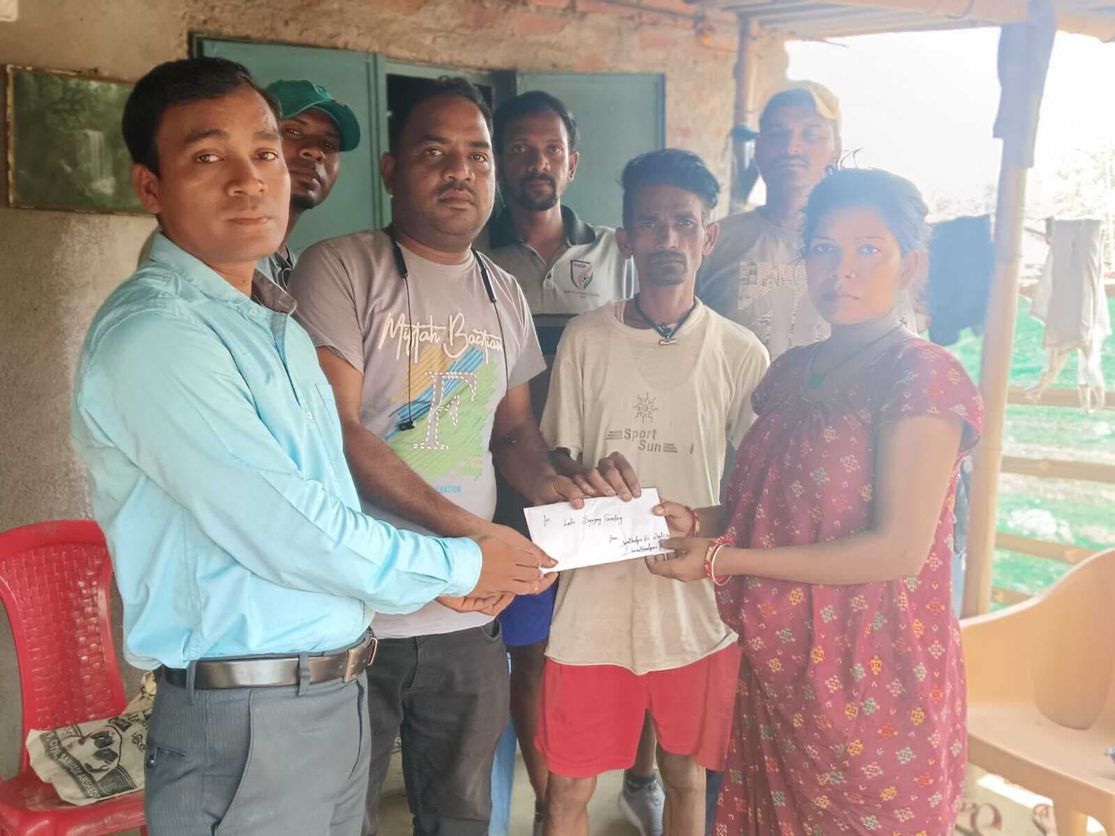 सोशल मीडिया ग्रुप के साथियों ने श्राद्धकर्म के लिए 25 हजार रुपये मदद की