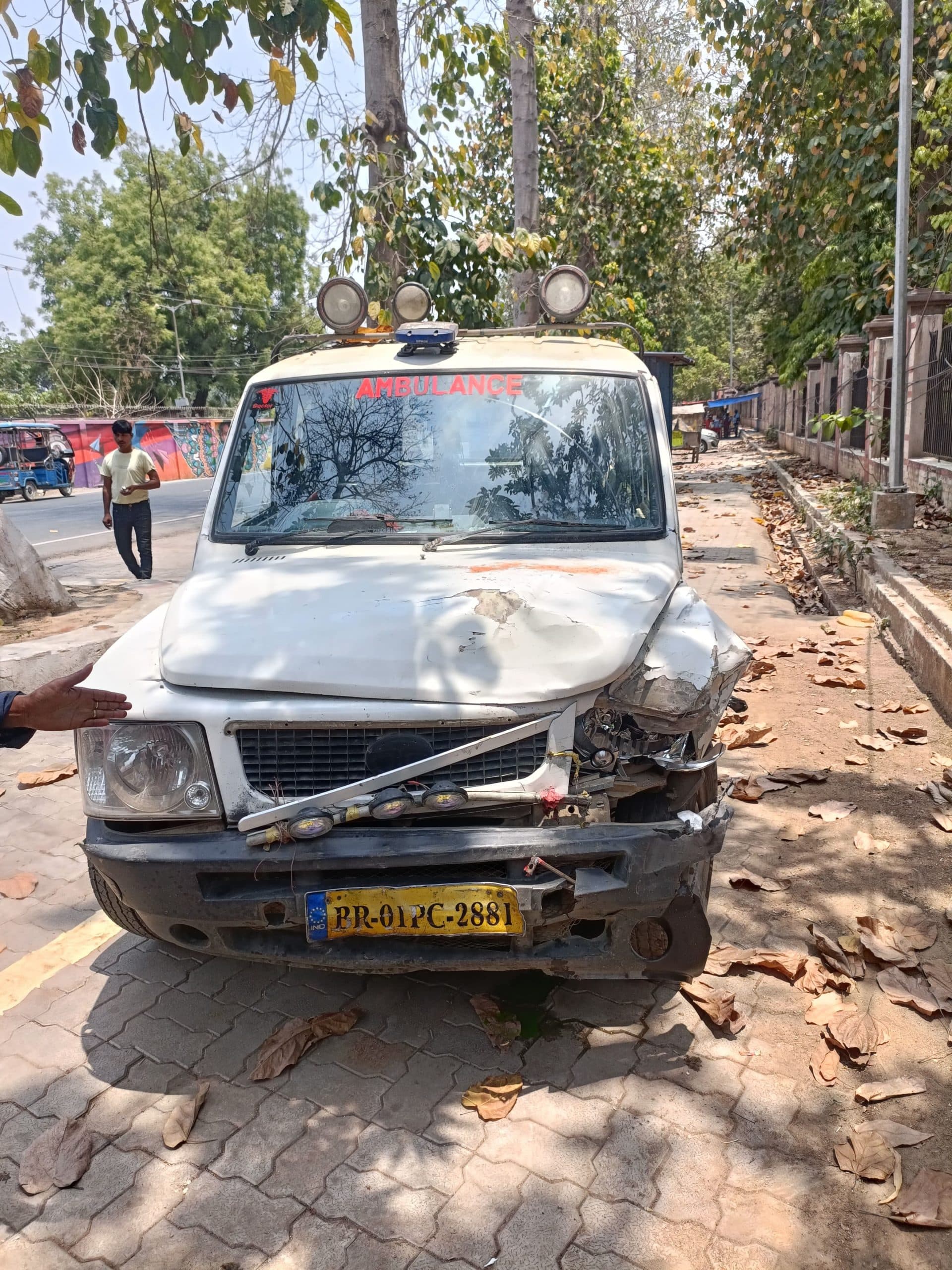 नौलखा कोठी के सामने एंबुलेंस-टेंपो में टक्कर, दो घायल