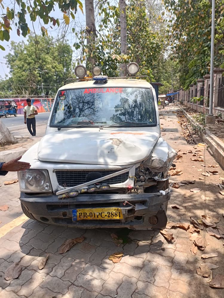 नौलखा कोठी के सामने एंबुलेंस-टेंपो में टक्कर, दो घायल