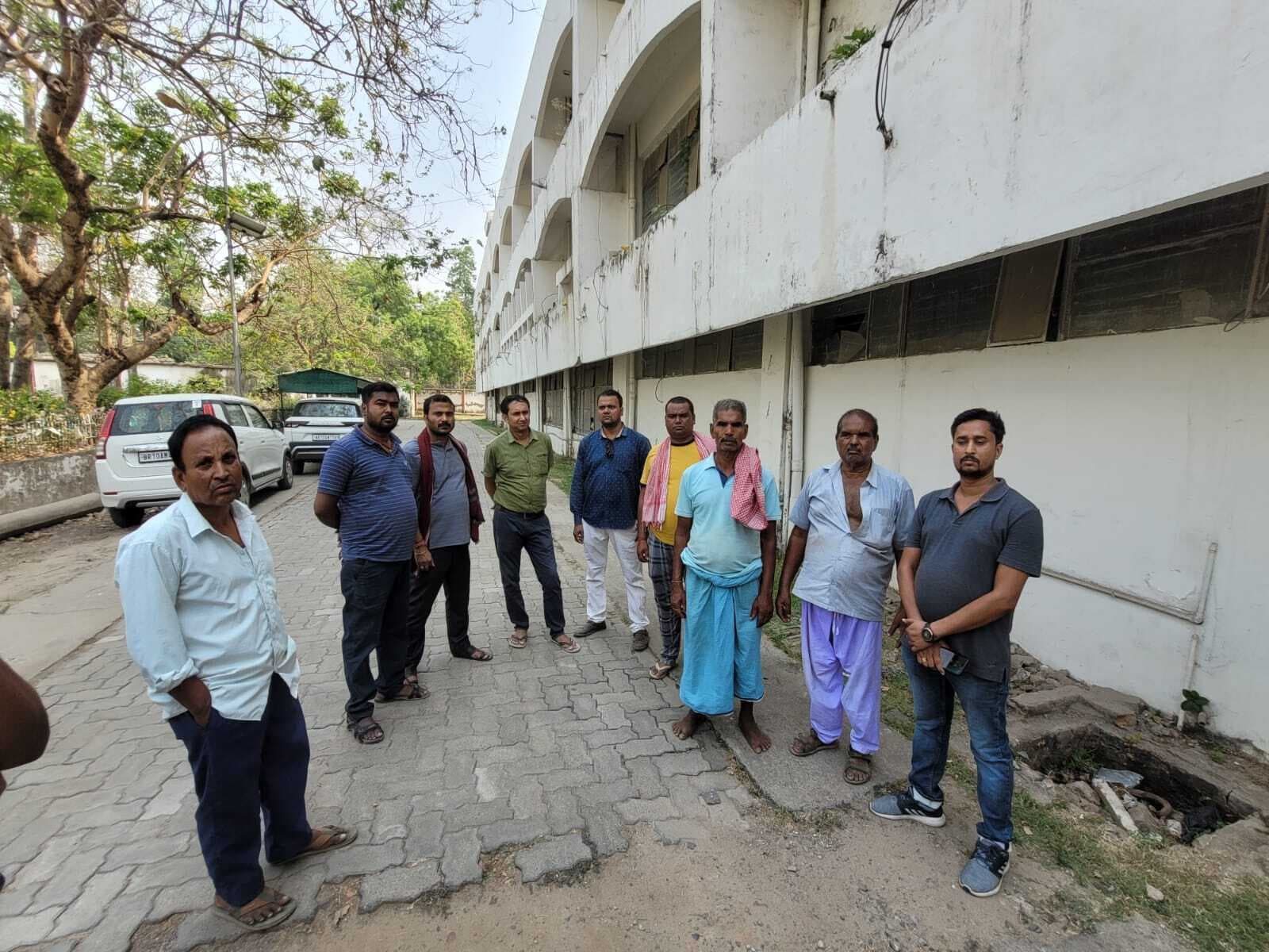 स्मार्ट मीटर लगा रहे कर्मियों ने शिक्षक को थमा दिया नंगा तार, करंट लग कर मौत