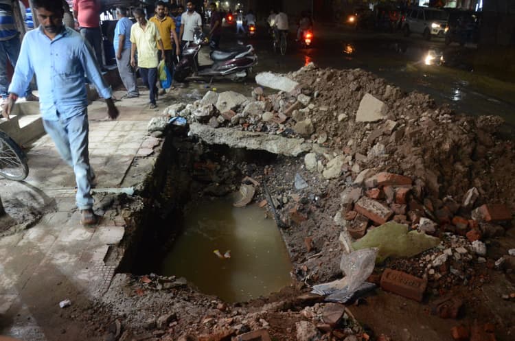 Patna : पाइप फटने से कुल्हड़िया काॅम्प्लेक्स के पास सड़क पर फैला पानी