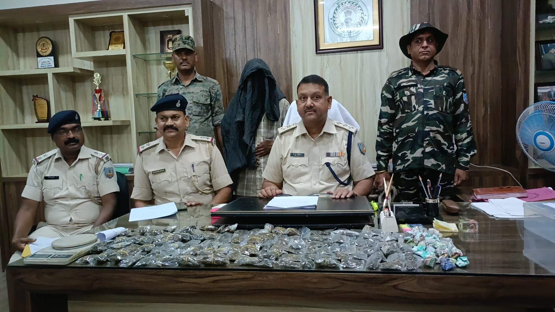 900 ग्राम गांजा जब्त, एक गिरफ्तार