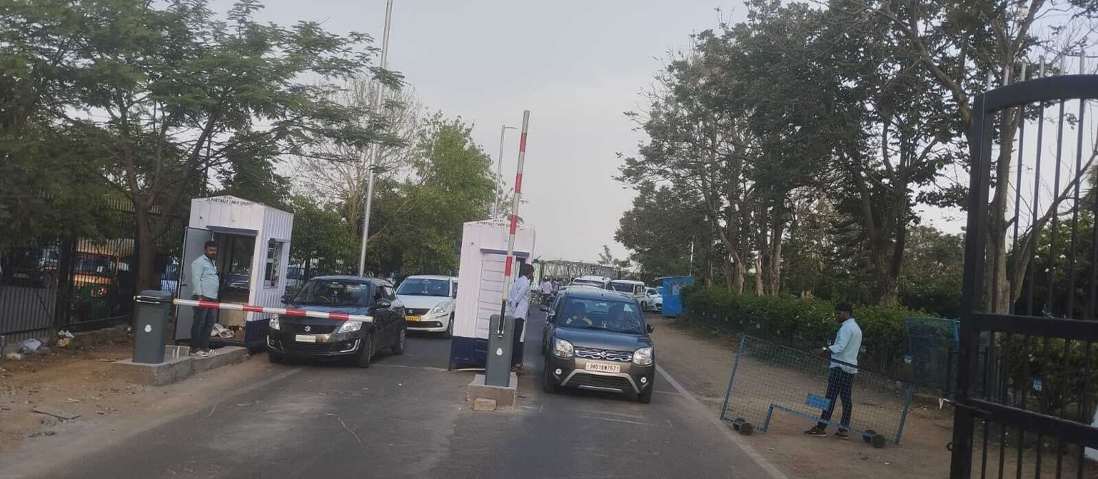 पहले से भी बदतर हुई रांची एयरपोर्ट की पार्किंग व्यवस्था, लोग परेशान