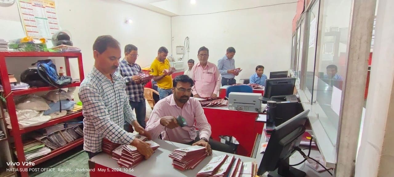 डाक कर्मियों ने एक दिन में बांटे 10 हजार वोटर कार्ड