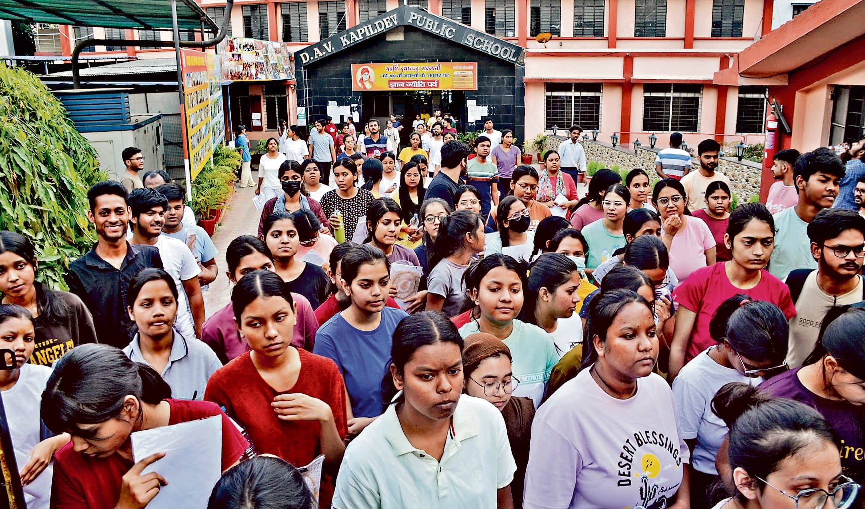 बॉटनी और ऑर्गेनिक केमिस्ट्री के कठिन प्रश्नों में उलझे विद्यार्थी