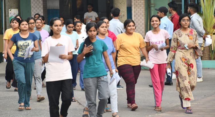 डॉक्टर बनने का सपना संजोयें 2785 स्टूडेंट्स ने दी परीक्षा