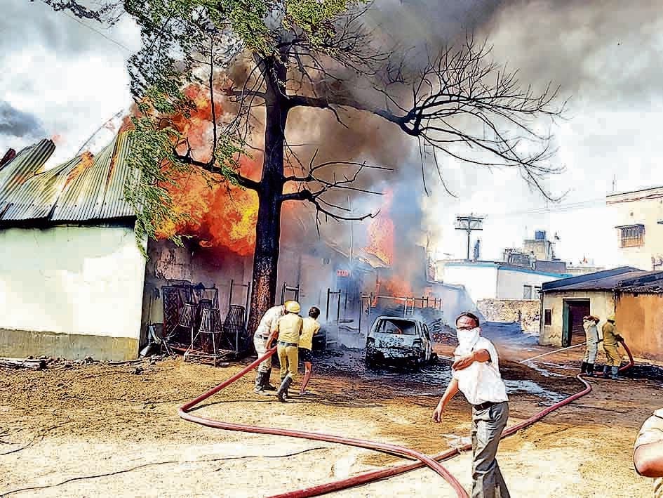 रानीगंज में डेकोरेटर के गोदाम में लगी भयावह आग, मुंगेरी खटाल के पांच घर भी जले