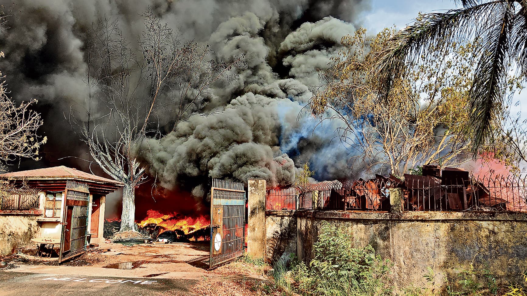 बीएसएनएल के स्टेट गोदाम में लगी भीषण आग, करोड़ों के सामान खाक