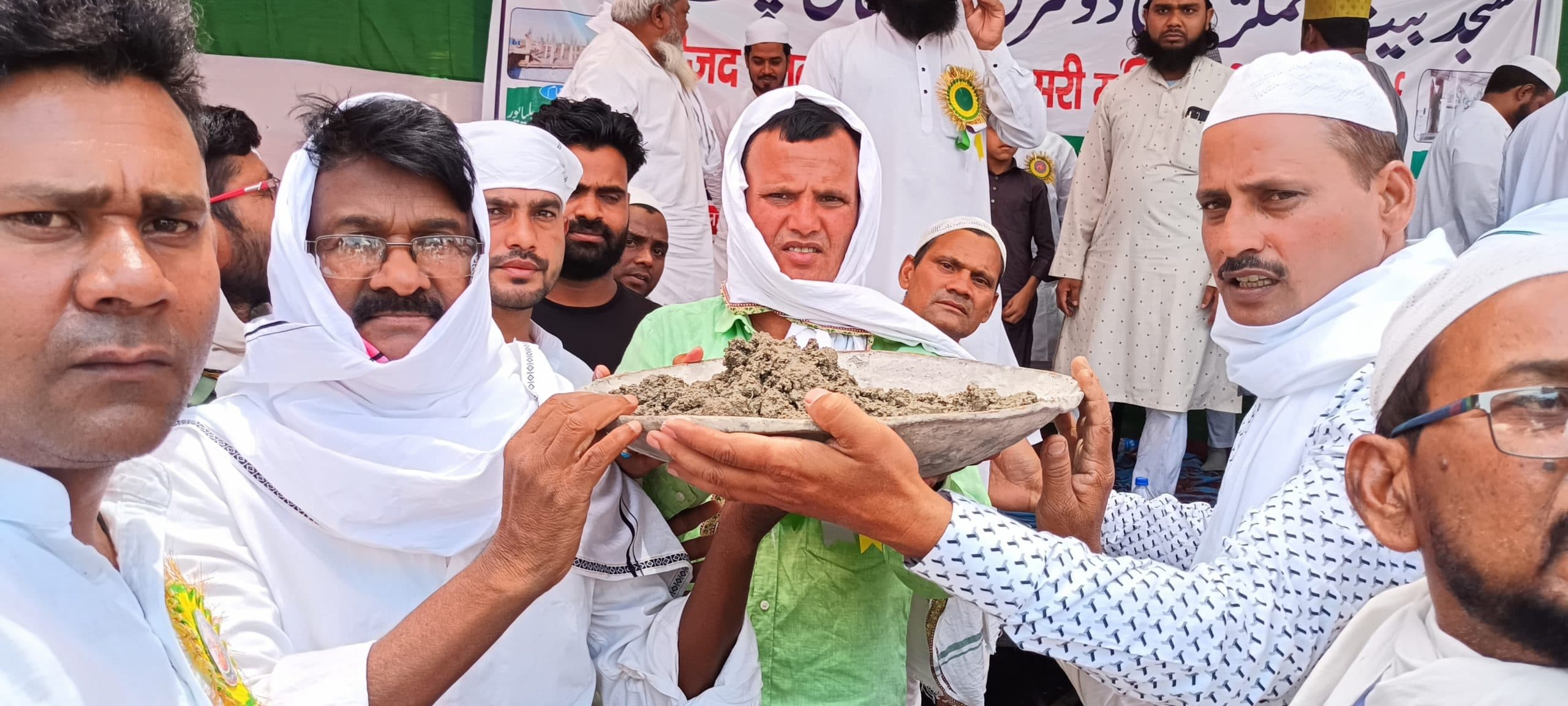 भिखराजपुर में मस्जिद की छत ढलाई में सैकड़ों लोगों ने किया श्रमदान