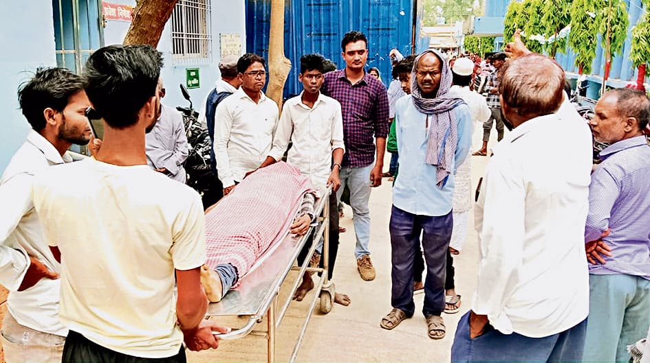 सिंघौल में टिकोला तोड़ने के दौरान करेंट की चपेट में आने से एक युवक की मौत, दो झुलसे