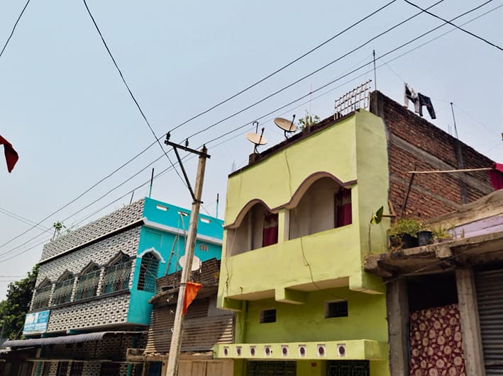 घरों के करीब से गुजरता 11 हजार वोल्ट का तार, बड़े हादसे की आशंका