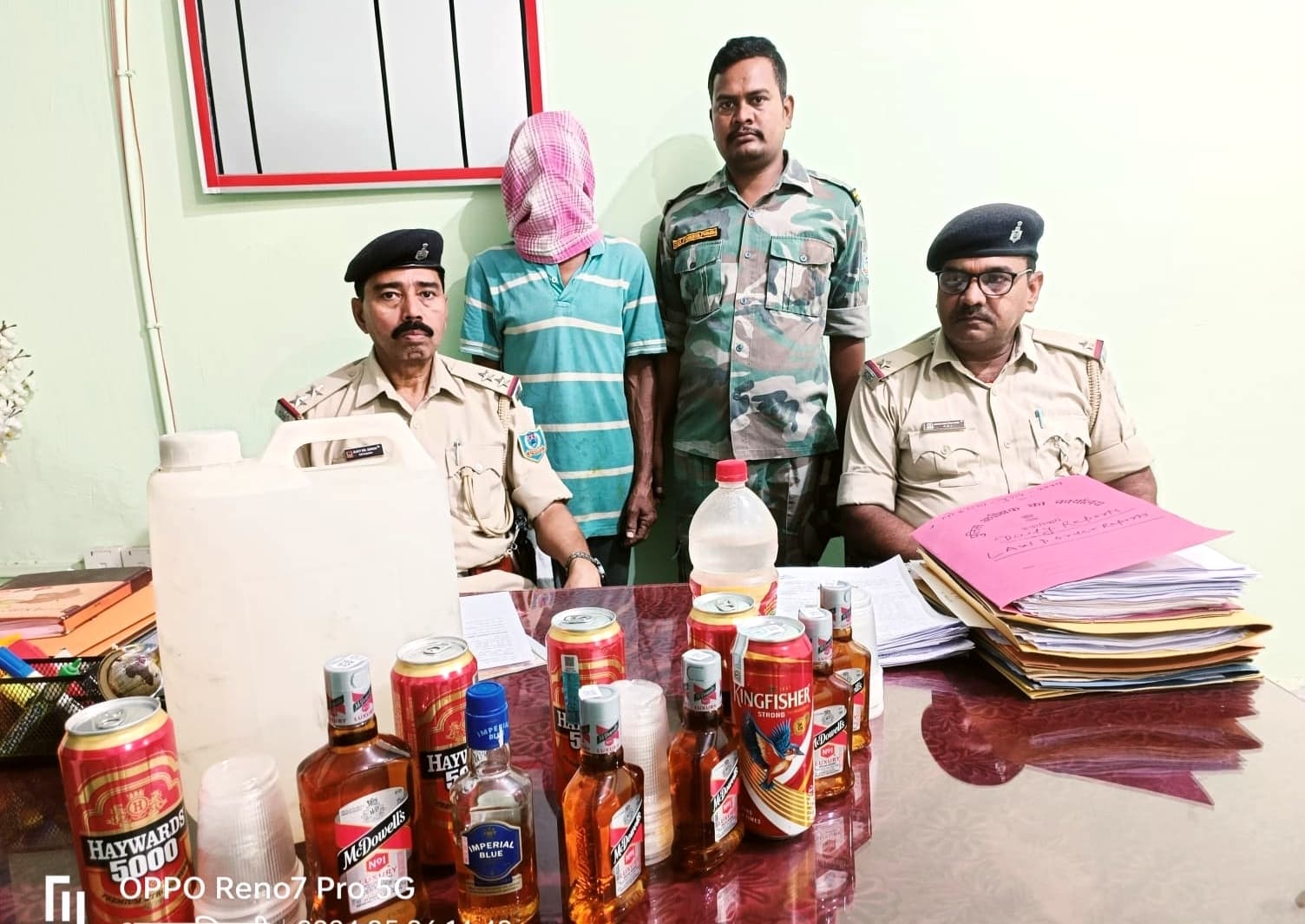 होटल से अवैध अंग्रेजी और देसी शराब बरामद