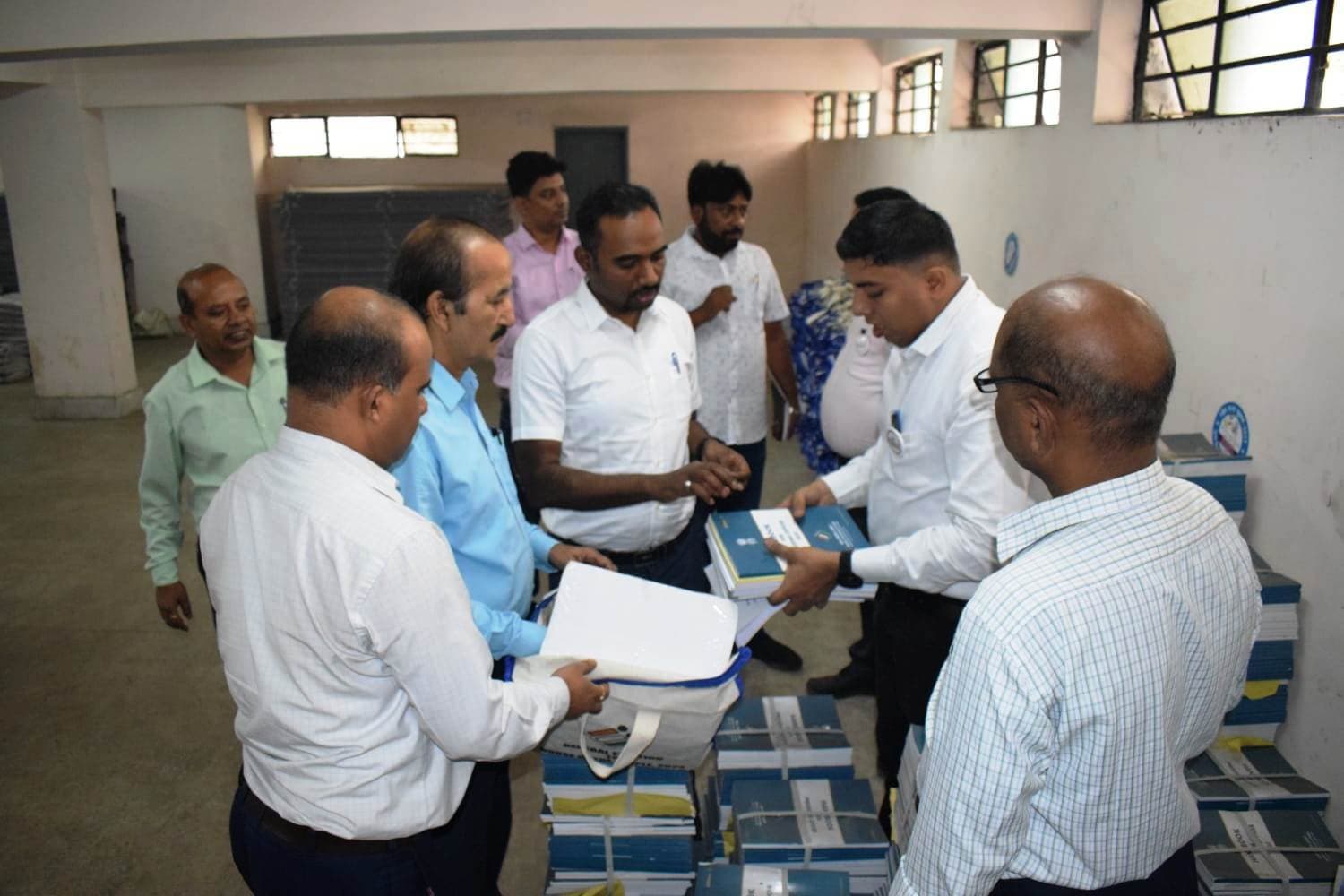 जिला निर्वाचन पदाधिकारी ने सामग्री कोषांग का किया निरीक्षण