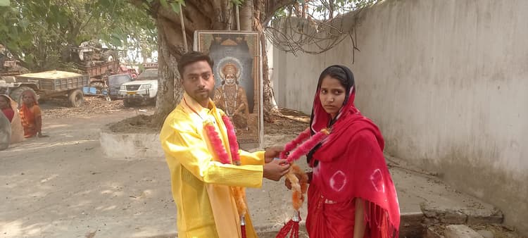 पेलावल ओपी में प्रेमी युगल की हुई शादी-पांच साल से चल रहा था दोनों के बीच प्रेम प्रसंग ,घर से भागकर 12 अप्रैल को बनारस मे किया था शादी