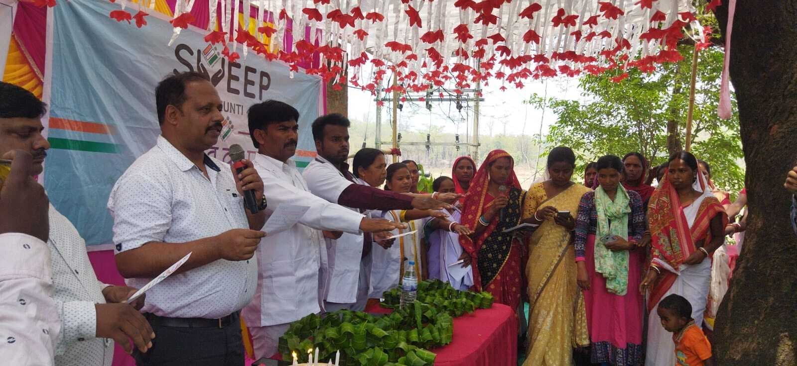 आदिम जनजातियों को मतदान करने की दिलायी शपथ