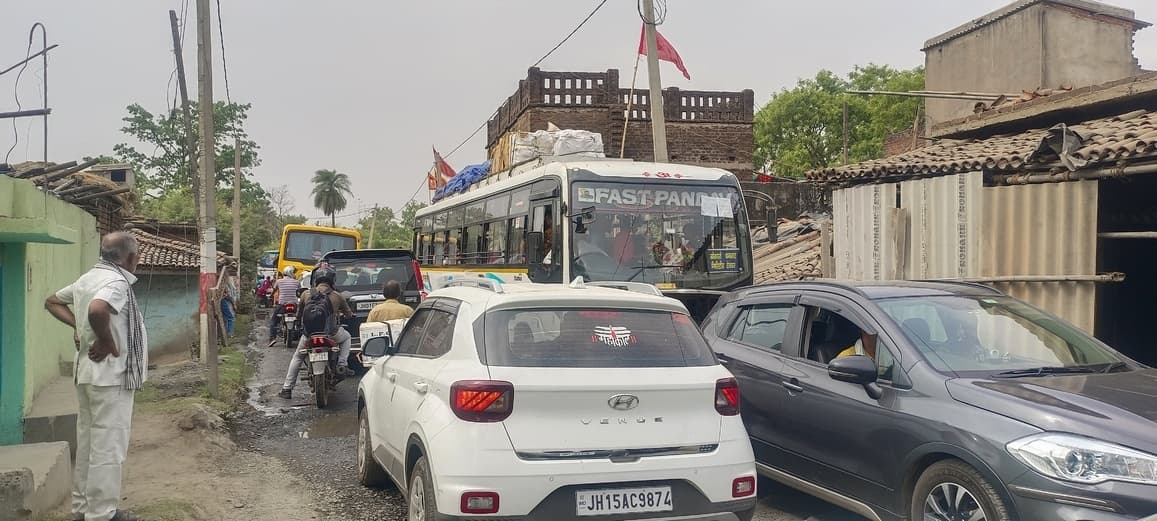 सड़क पर ट्रक के खराब होने से लगा जाम, एम्स जाने वाले मरीज व डॉक्टर भी फंसे